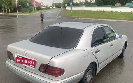 Mercedes-Benz E-Класс, 1996 год, 350 000 рублей, 6 фотография