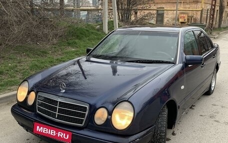 Mercedes-Benz E-Класс, 1998 год, 520 000 рублей, 1 фотография