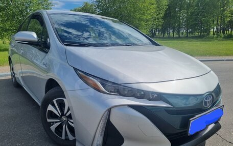 Toyota Prius IV XW50, 2017 год, 2 250 000 рублей, 2 фотография