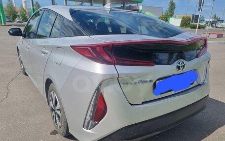 Toyota Prius IV XW50, 2017 год, 2 250 000 рублей, 4 фотография