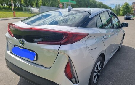 Toyota Prius IV XW50, 2017 год, 2 250 000 рублей, 3 фотография