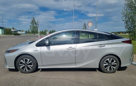 Toyota Prius IV XW50, 2017 год, 2 250 000 рублей, 7 фотография