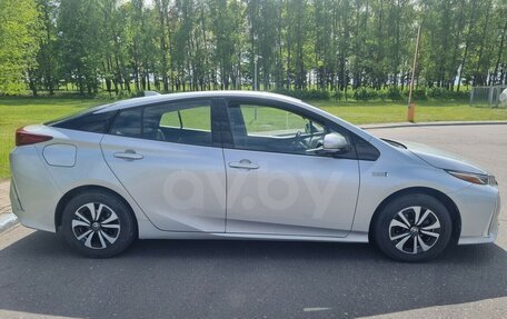 Toyota Prius IV XW50, 2017 год, 2 250 000 рублей, 6 фотография