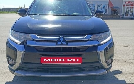 Mitsubishi Outlander III рестайлинг 3, 2015 год, 1 980 000 рублей, 2 фотография