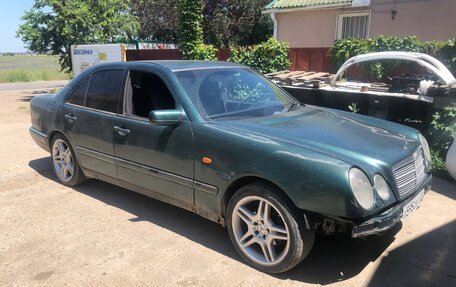 Mercedes-Benz E-Класс, 1998 год, 320 000 рублей, 1 фотография