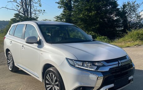 Mitsubishi Outlander III рестайлинг 3, 2022 год, 3 350 000 рублей, 1 фотография