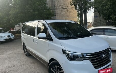 Hyundai Grand Starex Grand Starex I рестайлинг 2, 2018 год, 4 000 000 рублей, 2 фотография