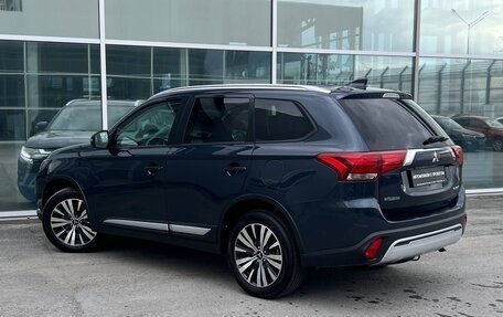 Mitsubishi Outlander III рестайлинг 3, 2020 год, 3 100 000 рублей, 6 фотография