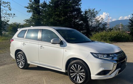 Mitsubishi Outlander III рестайлинг 3, 2022 год, 3 350 000 рублей, 2 фотография