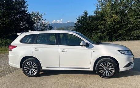 Mitsubishi Outlander III рестайлинг 3, 2022 год, 3 350 000 рублей, 3 фотография