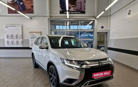 Mitsubishi Outlander III рестайлинг 3, 2021 год, 2 700 000 рублей, 3 фотография