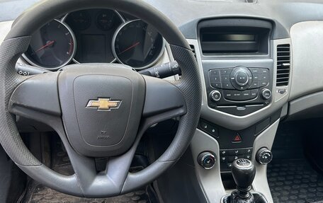Chevrolet Cruze II, 2010 год, 800 000 рублей, 3 фотография