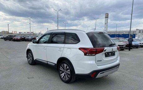 Mitsubishi Outlander III рестайлинг 3, 2018 год, 2 362 000 рублей, 5 фотография