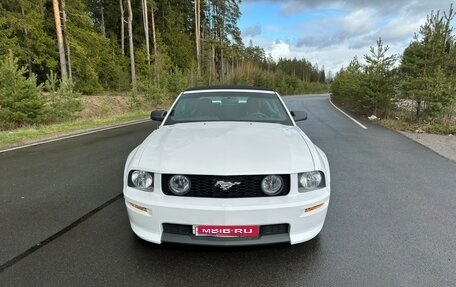 Ford Mustang VI рестайлинг, 2006 год, 2 850 000 рублей, 1 фотография