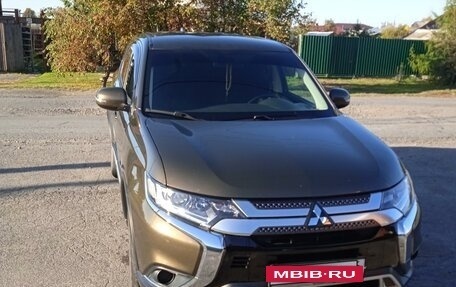 Mitsubishi Outlander III рестайлинг 3, 2019 год, 2 500 000 рублей, 2 фотография