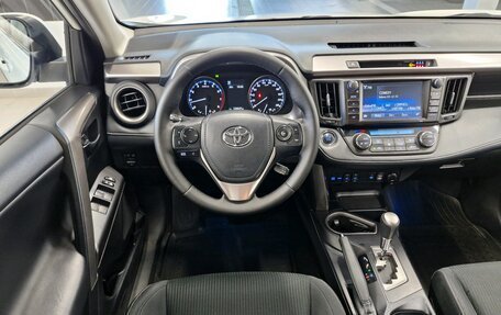 Toyota RAV4, 2018 год, 2 550 000 рублей, 11 фотография