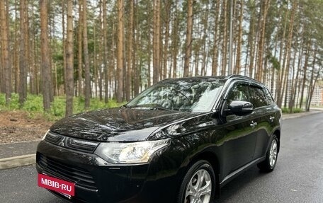 Mitsubishi Outlander III рестайлинг 3, 2013 год, 1 790 000 рублей, 2 фотография