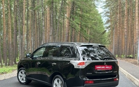 Mitsubishi Outlander III рестайлинг 3, 2013 год, 1 790 000 рублей, 10 фотография