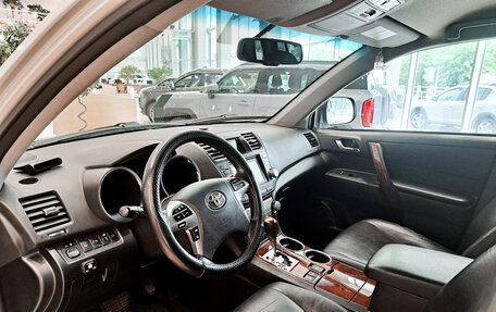 Toyota Highlander III, 2011 год, 2 095 000 рублей, 16 фотография