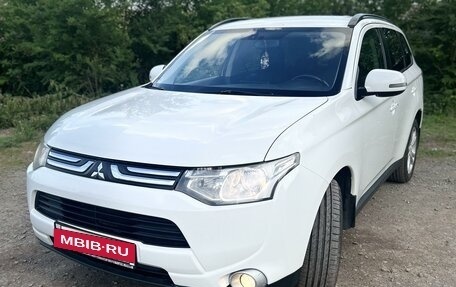 Mitsubishi Outlander III рестайлинг 3, 2013 год, 1 730 000 рублей, 2 фотография