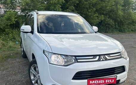 Mitsubishi Outlander III рестайлинг 3, 2013 год, 1 730 000 рублей, 5 фотография