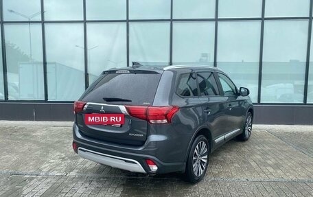 Mitsubishi Outlander III рестайлинг 3, 2019 год, 2 860 000 рублей, 5 фотография