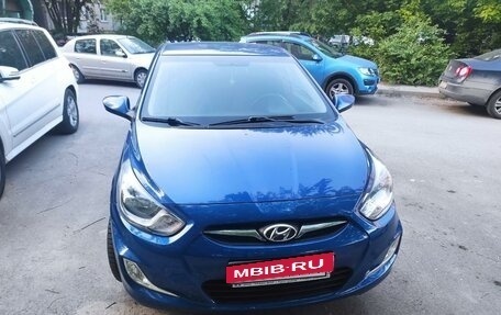 Hyundai Solaris II рестайлинг, 2011 год, 830 000 рублей, 2 фотография