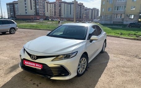 Toyota Camry, 2022 год, 3 950 000 рублей, 4 фотография