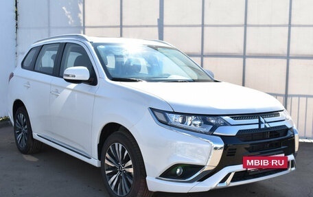 Mitsubishi Outlander III рестайлинг 3, 2022 год, 3 550 000 рублей, 3 фотография