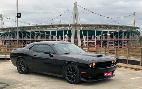 Dodge Challenger III рестайлинг 2, 2018 год, 4 300 000 рублей, 1 фотография