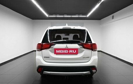 Mitsubishi Outlander III рестайлинг 3, 2018 год, 2 445 000 рублей, 4 фотография