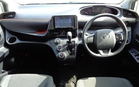 Toyota Sienta II, 2019 год, 1 068 000 рублей, 8 фотография