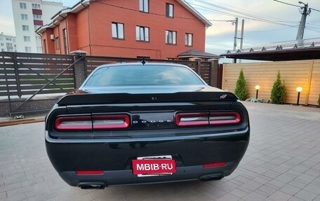 Dodge Challenger III рестайлинг 2, 2017 год, 4 400 000 рублей, 5 фотография