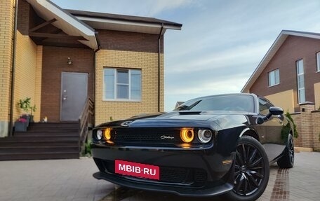 Dodge Challenger III рестайлинг 2, 2017 год, 4 400 000 рублей, 3 фотография