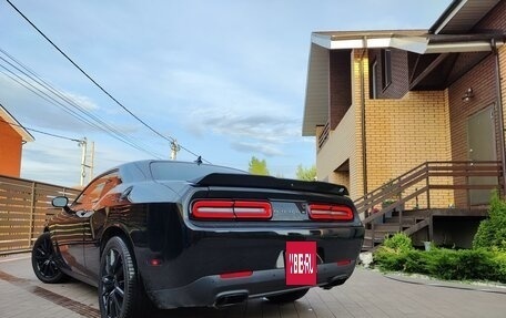 Dodge Challenger III рестайлинг 2, 2017 год, 4 400 000 рублей, 2 фотография