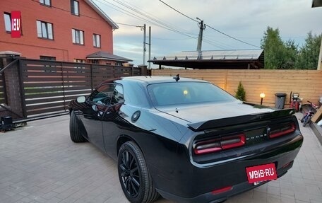 Dodge Challenger III рестайлинг 2, 2017 год, 4 400 000 рублей, 6 фотография