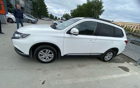 Mitsubishi Outlander III рестайлинг 3, 2022 год, 2 880 000 рублей, 3 фотография