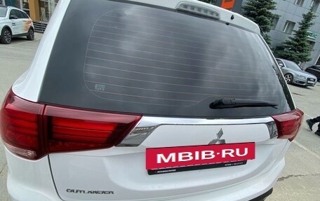 Mitsubishi Outlander III рестайлинг 3, 2022 год, 2 880 000 рублей, 4 фотография