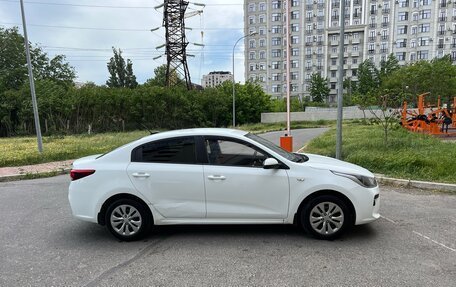 KIA Rio IV, 2018 год, 1 000 000 рублей, 2 фотография