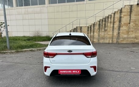 KIA Rio IV, 2018 год, 1 000 000 рублей, 3 фотография