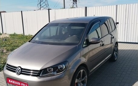 Volkswagen Touran III, 2011 год, 1 100 000 рублей, 1 фотография
