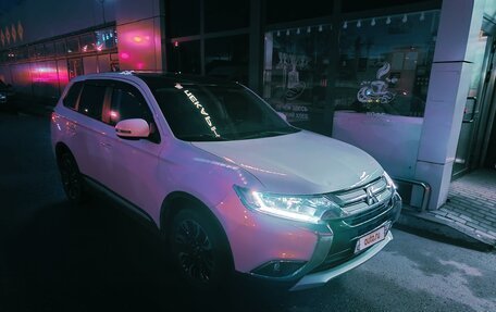 Mitsubishi Outlander III рестайлинг 3, 2016 год, 1 899 000 рублей, 2 фотография