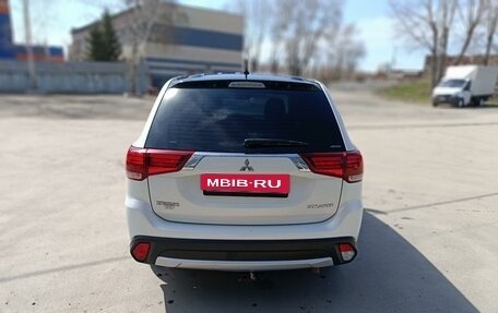 Mitsubishi Outlander III рестайлинг 3, 2016 год, 1 899 000 рублей, 13 фотография