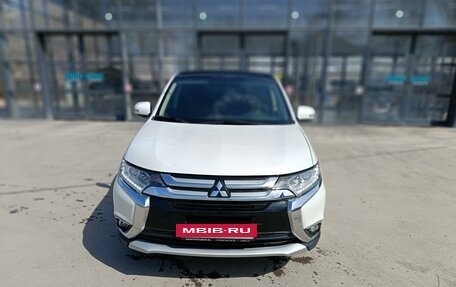 Mitsubishi Outlander III рестайлинг 3, 2016 год, 1 899 000 рублей, 4 фотография