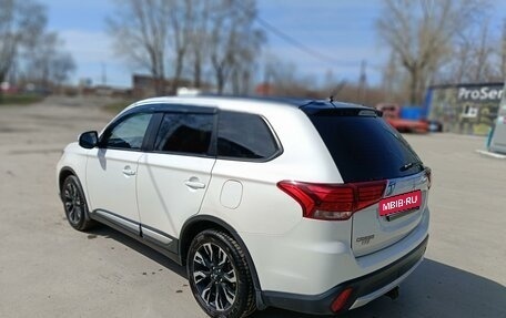 Mitsubishi Outlander III рестайлинг 3, 2016 год, 1 899 000 рублей, 14 фотография