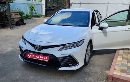 Toyota Camry, 2022 год, 3 990 000 рублей, 2 фотография