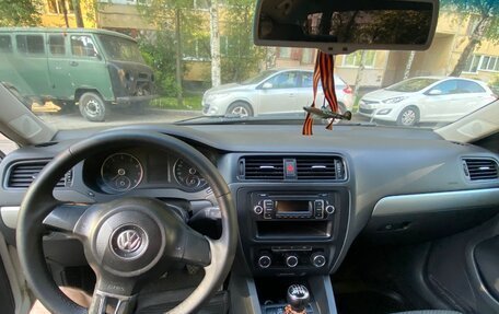 Volkswagen Jetta VI, 2011 год, 750 000 рублей, 2 фотография