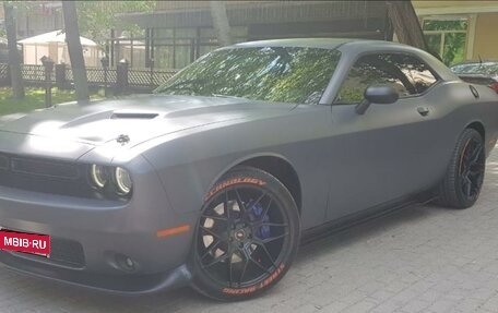 Dodge Challenger III рестайлинг 2, 2015 год, 3 700 000 рублей, 1 фотография