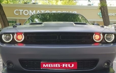 Dodge Challenger III рестайлинг 2, 2015 год, 3 700 000 рублей, 2 фотография