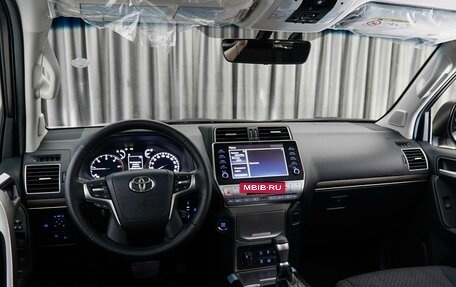 Toyota Land Cruiser Prado 150 рестайлинг 2, 2022 год, 9 030 000 рублей, 6 фотография